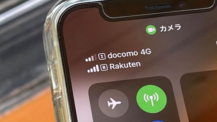 Tiết kiệm không gian: eSIM không chiếm chỗ vật lý bên trong thiết bị. Từ đó, giúp nhà sản xuất có thêm không gian cho các thành phần khác hoặc làm thiết bị mỏng hơn.